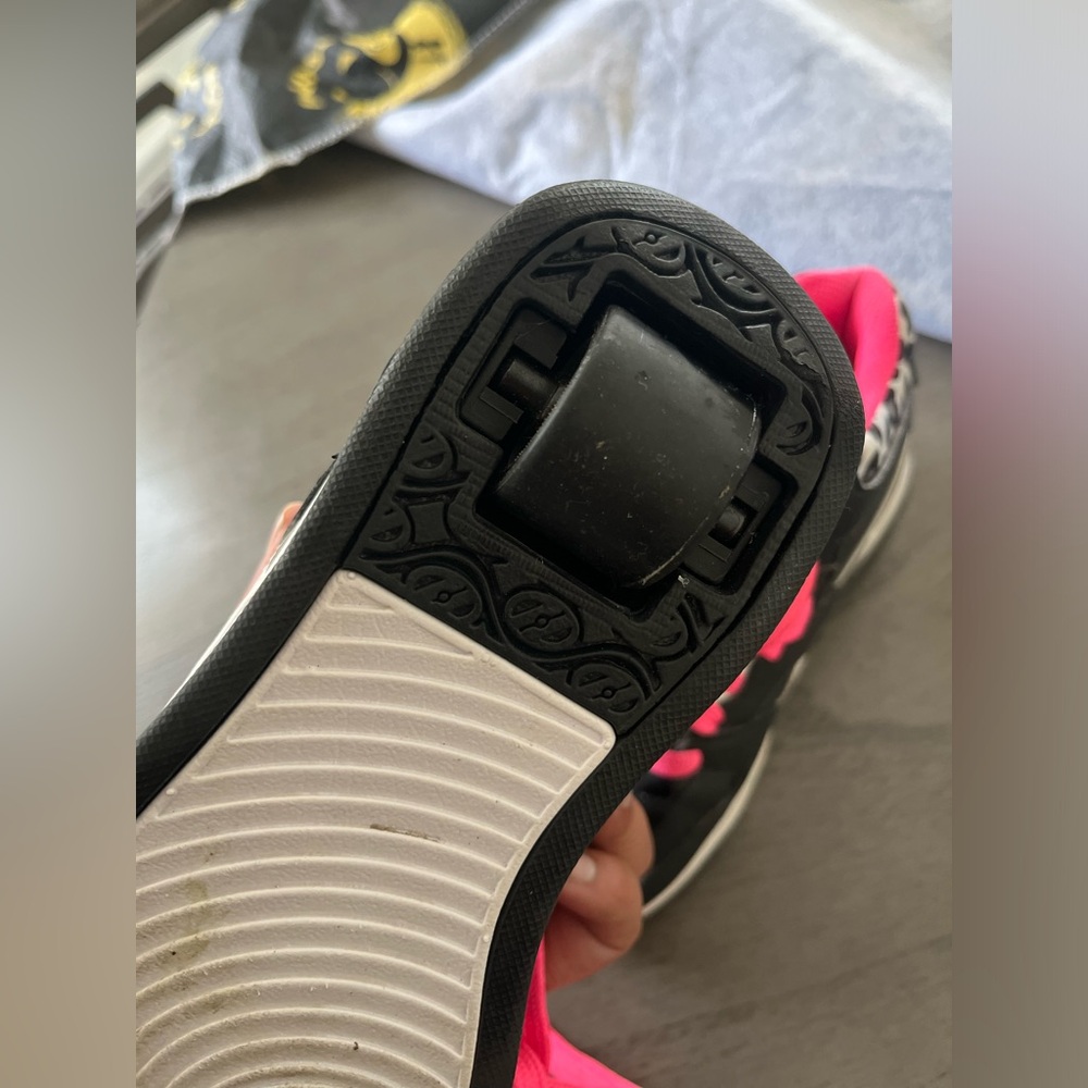 *SOLD* Reebok Heelys - Picture 3 of 4
